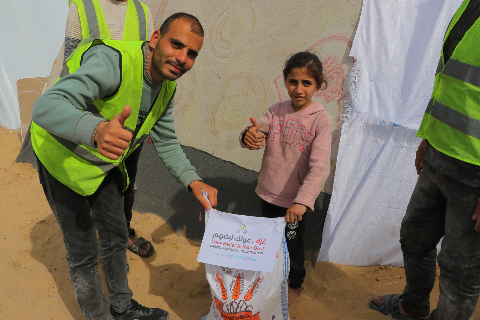Flour trucks arrived from Egypt to the displaced people in Gaza