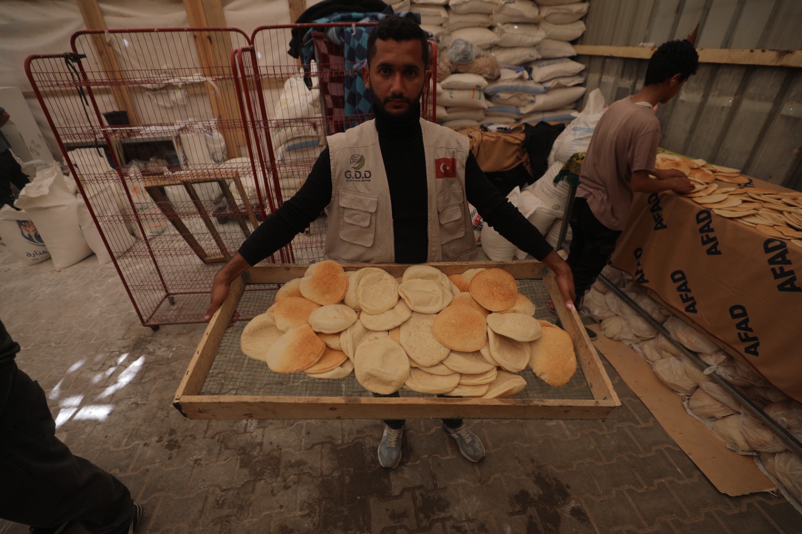 Gazze Destek prepares charitable bread and distributes it to displaced people in the Gaza Strip