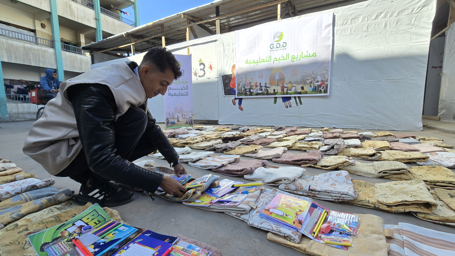 Gazze Destek distributes stationery to high school students in the Gaza Strip