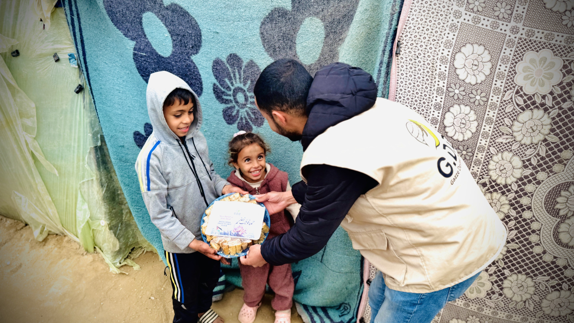 Gazze Destek distributes sweets to displaced families in shelter camps