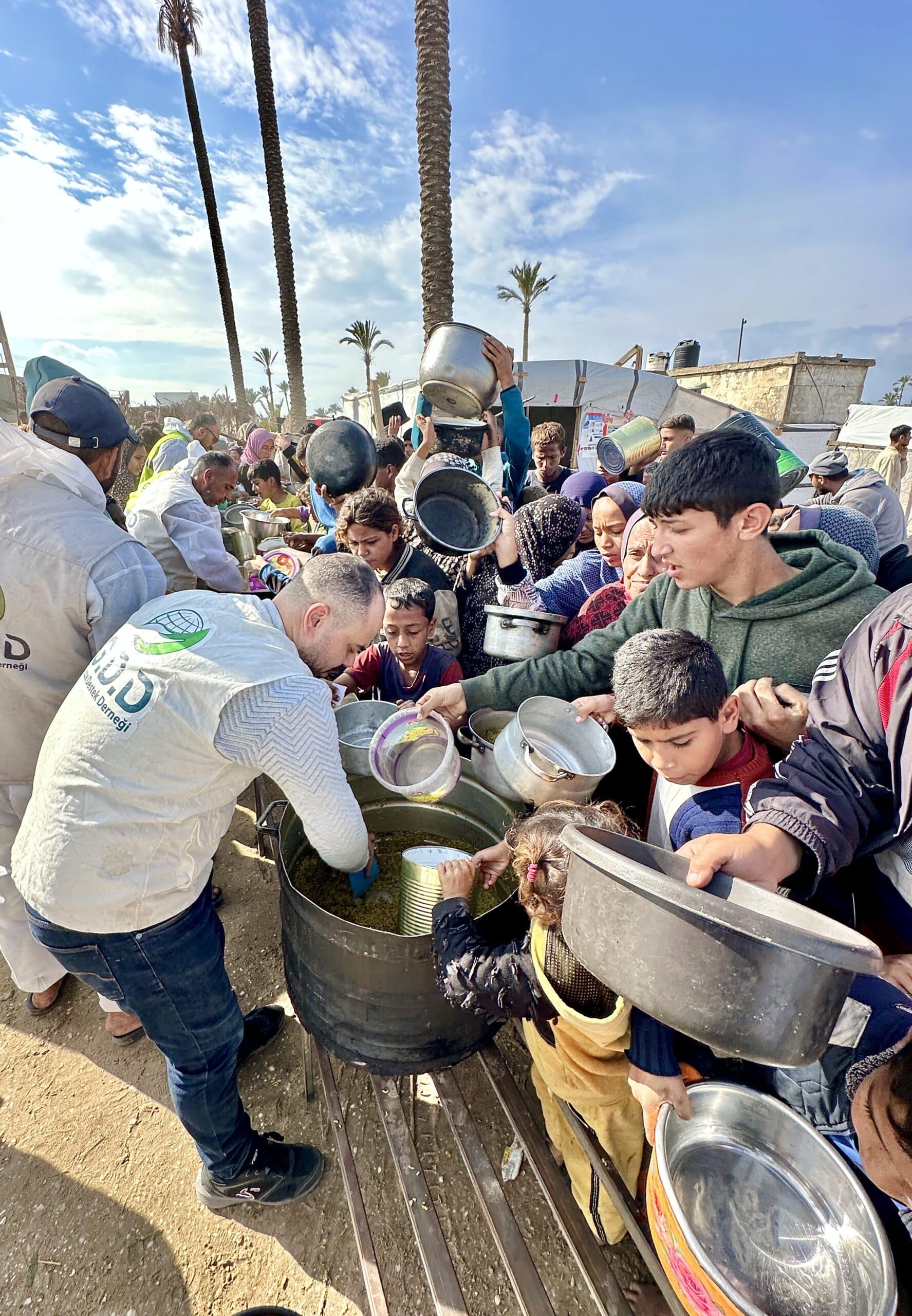Gazze Destek continues daily hot meal distributions for displaced families in Gaza