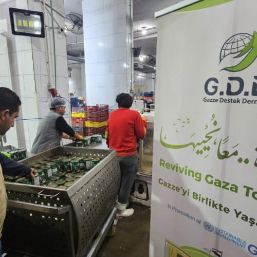 غزي دستك تعلب لحوم الاضاحي لارسالها إلى النازحين في قطاع غزة