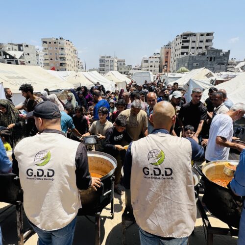 في يوم عرفة .. غزي دستك تستمر في تنفيذ وجبات الطعام للنازحين في قطاع غزة