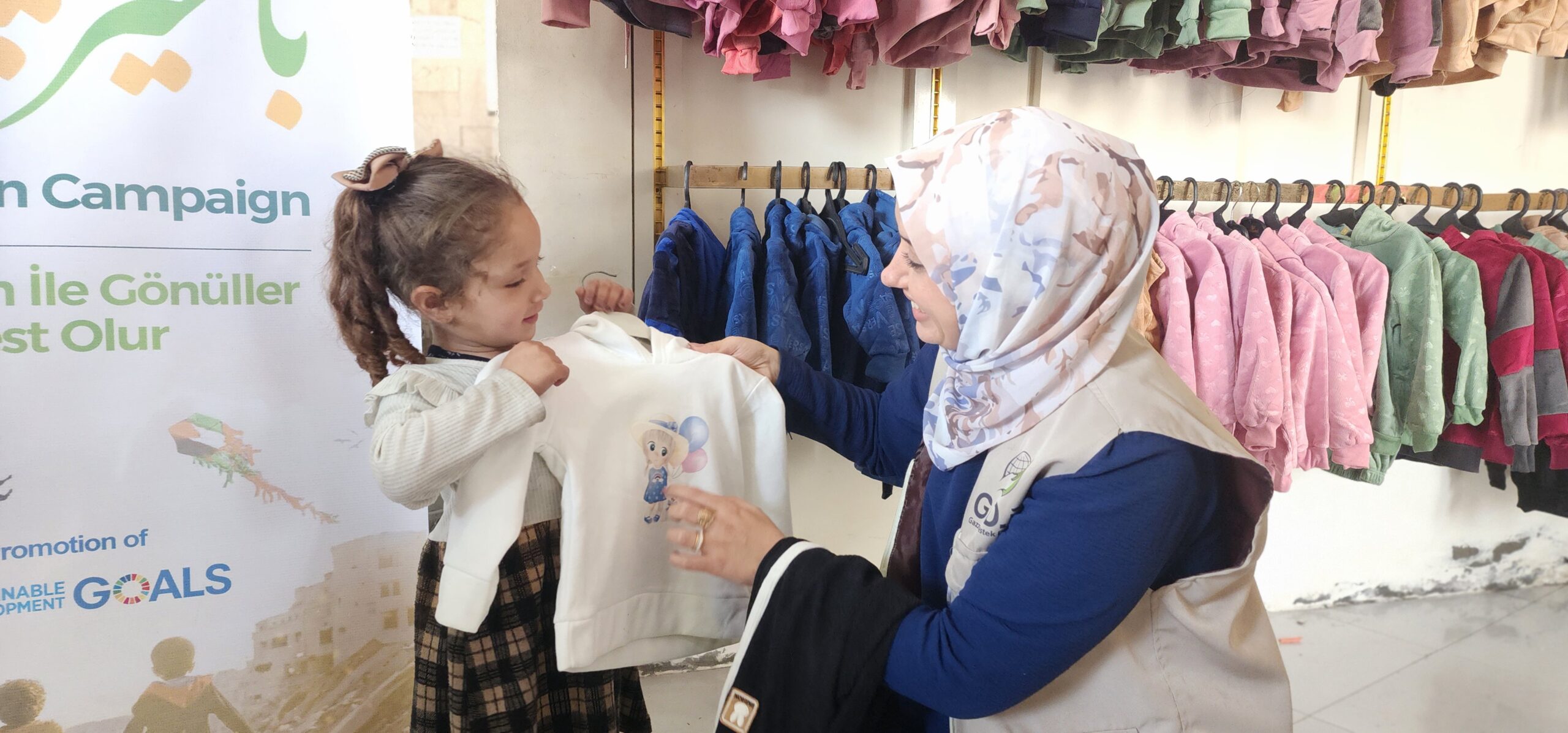 GDD, Gazze’deki yerinden edilmiş ve yetim çocuklara bayramlık kıyafet dağıtıyor