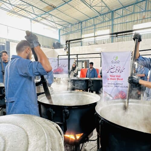 غزي دستك تستمر في تنفيذ مشاريع وجبات الطعام في مخيمات الايواء