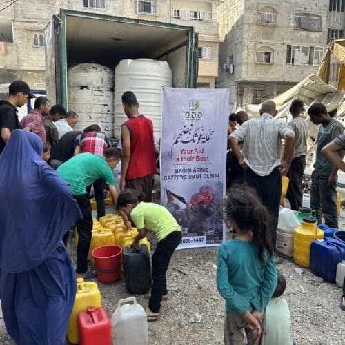 غزي دستك تواصل توزيع سقيا الماء في مخيمات الايواء