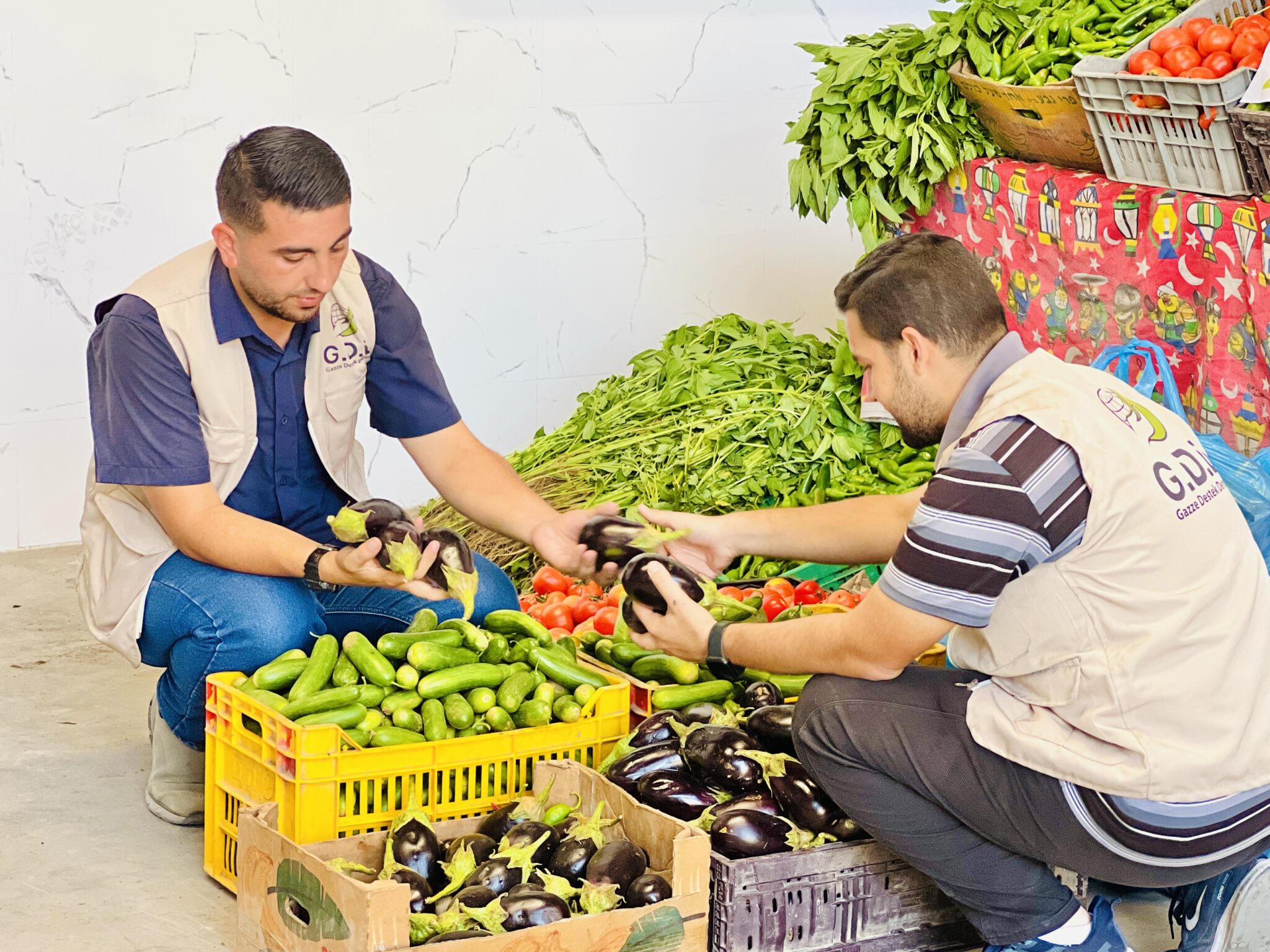 غزي دستك توزع طرود خضار على النازحين في مراكز الايواء