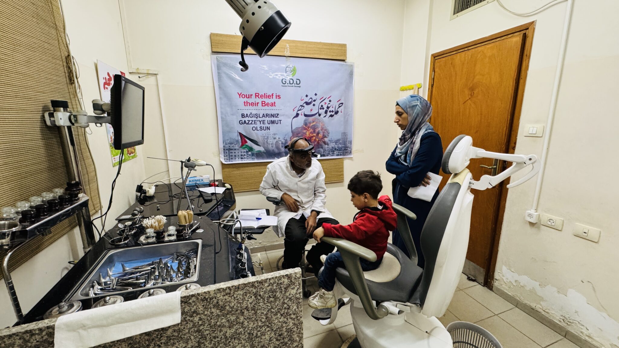 غزي دستك تنفذ مشروع العيادة المتنقلة لعلاج المرضى في مراكز الإيواء