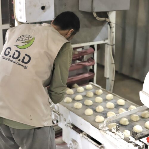 GDD, Gazze’deki yerinden edilmiş kişilere ait bir fırının bakımını yapıyor