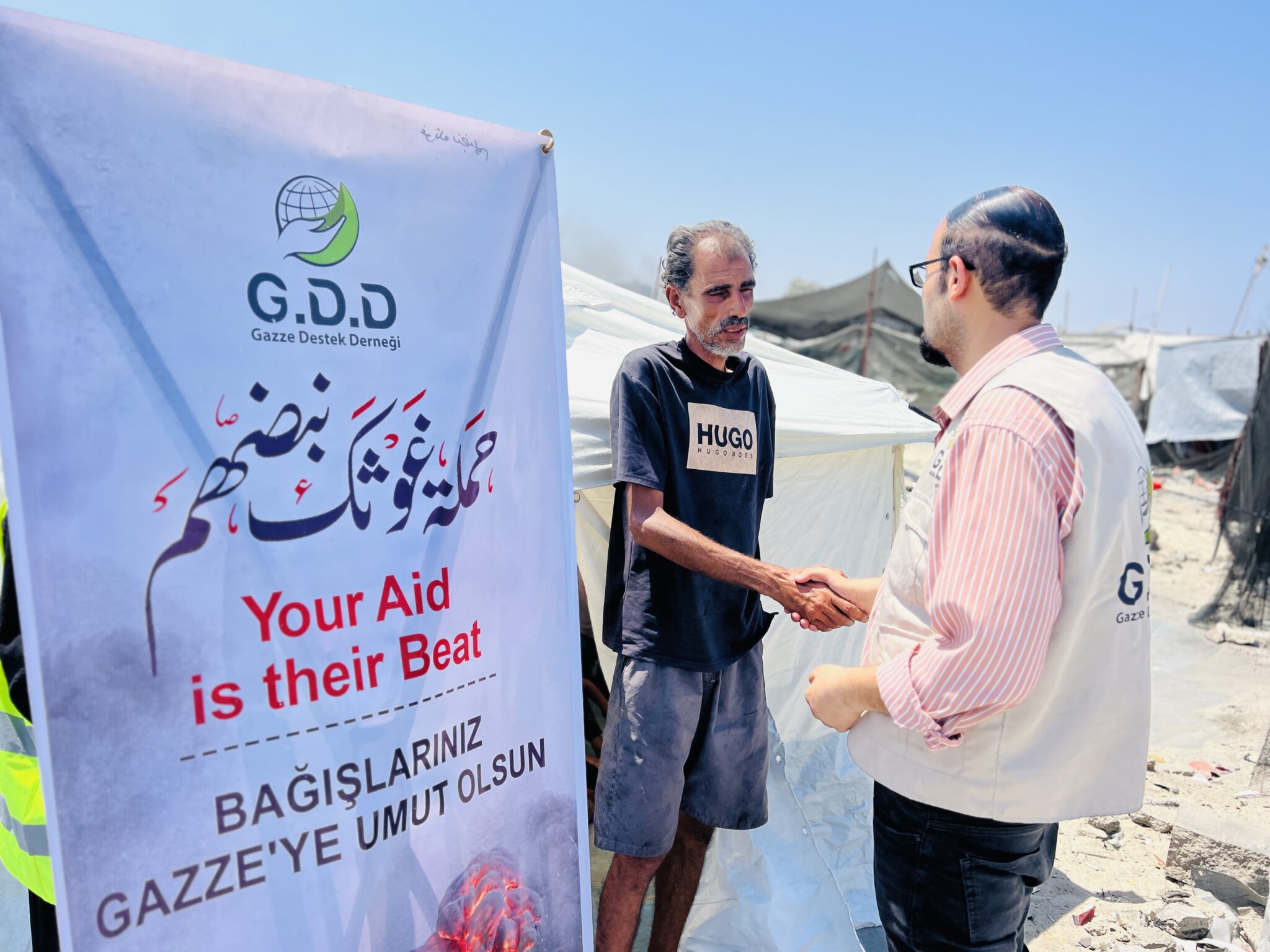 غزي دستك توزع خيام للنازحين في غزة