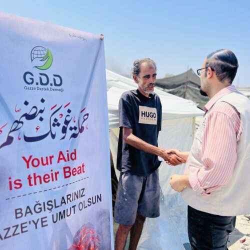 غزي دستك توزع خيام للنازحين في غزة