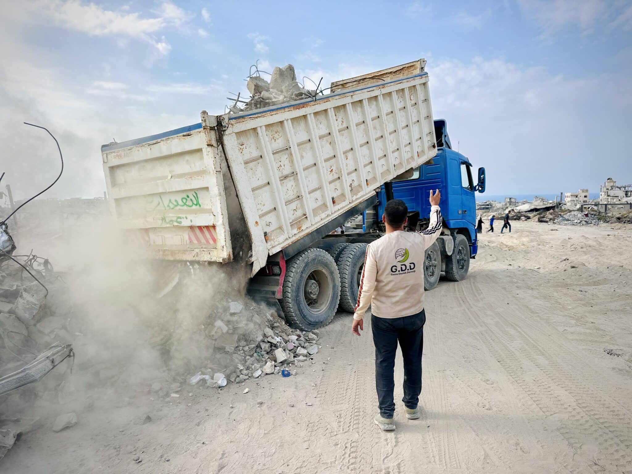 غزي دستك تبدأ في مشروع ازالة الركام في شمال قطاع غزة