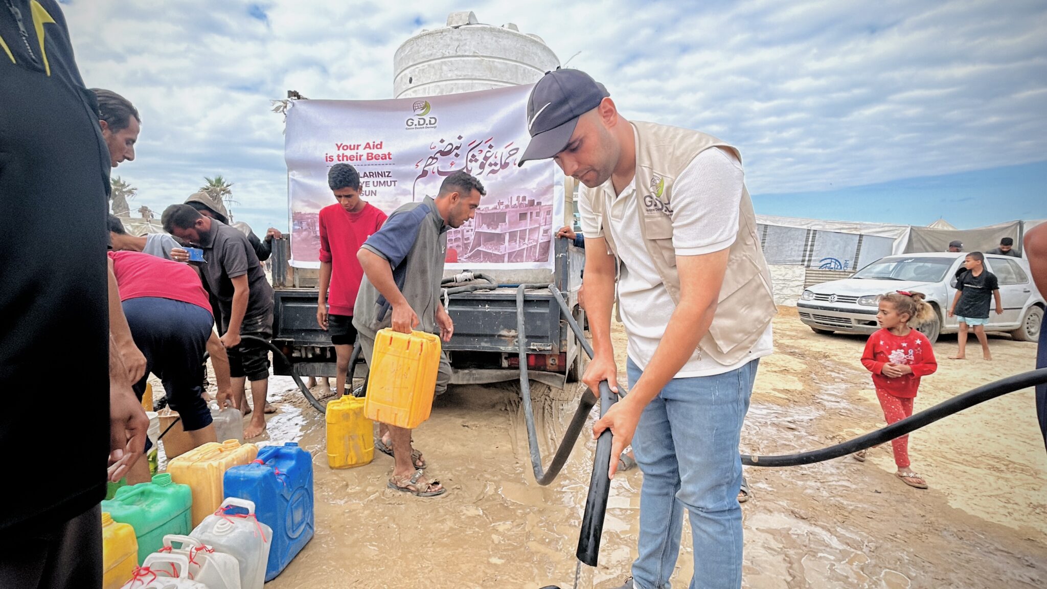 غزي دستك تواصل مشروع سقيا الماء للنازحين