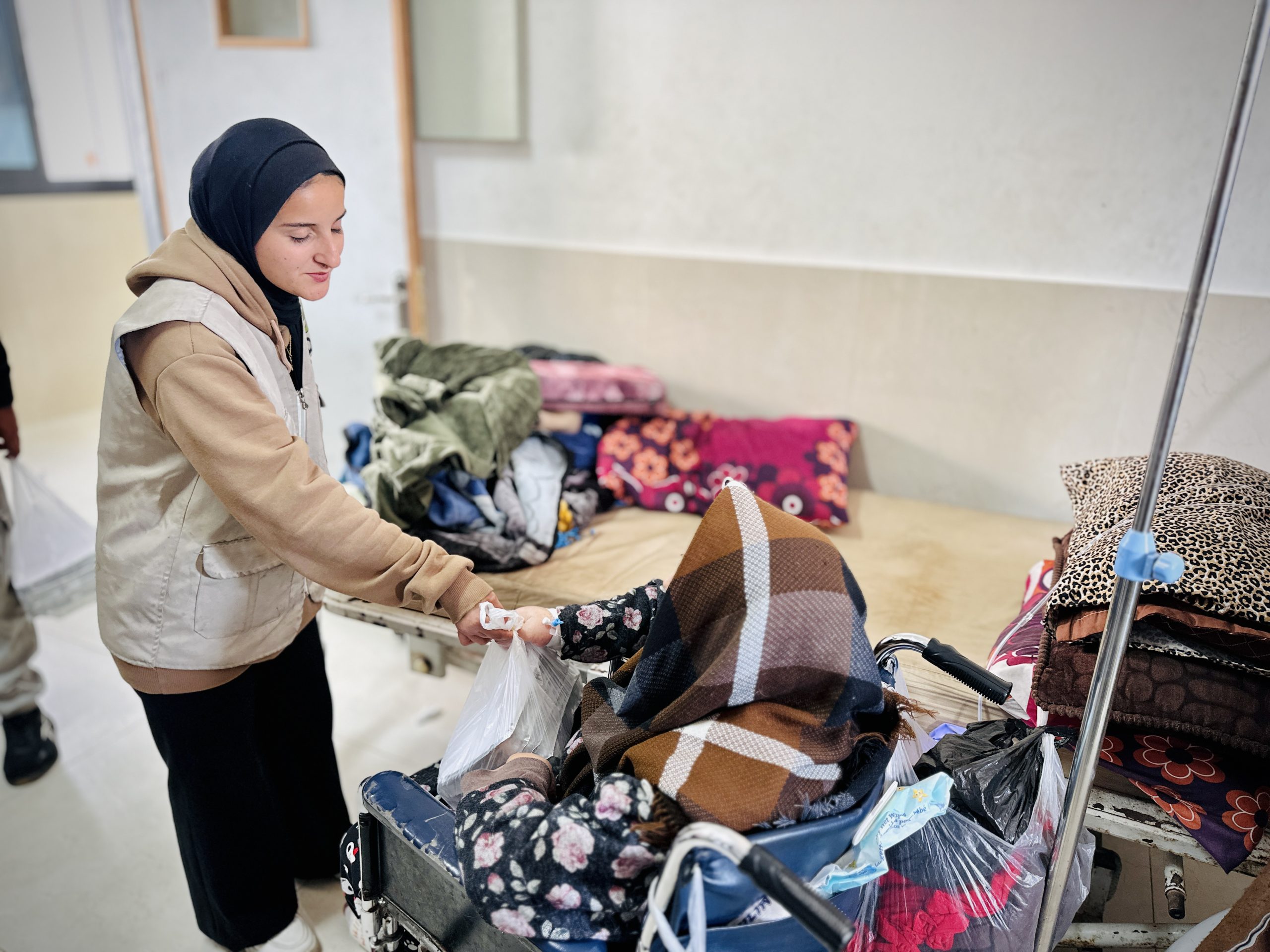 (GDD) distributes hot meals to patients and injured individuals at Al-Shifa Medical Complex