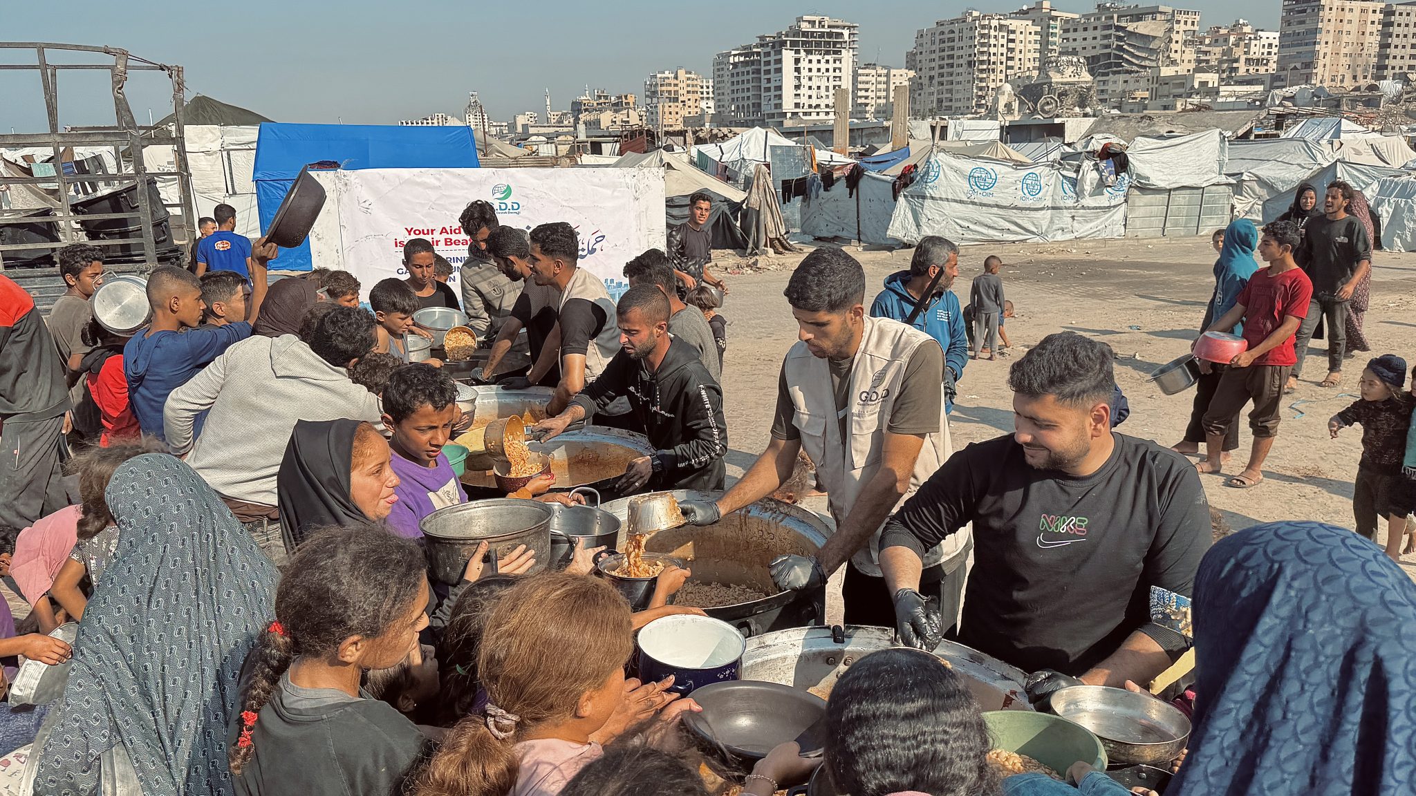 غزي دستك تواصل توزيع التكيات على مراكز الإيواء