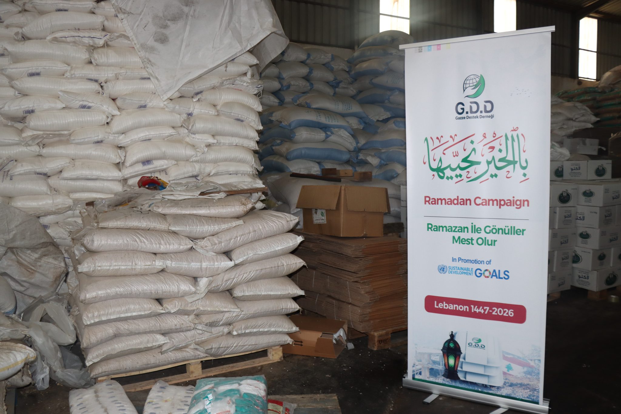 غزي دستك توزع سلات رمضانية للعائلات المحتاجة في لبنان