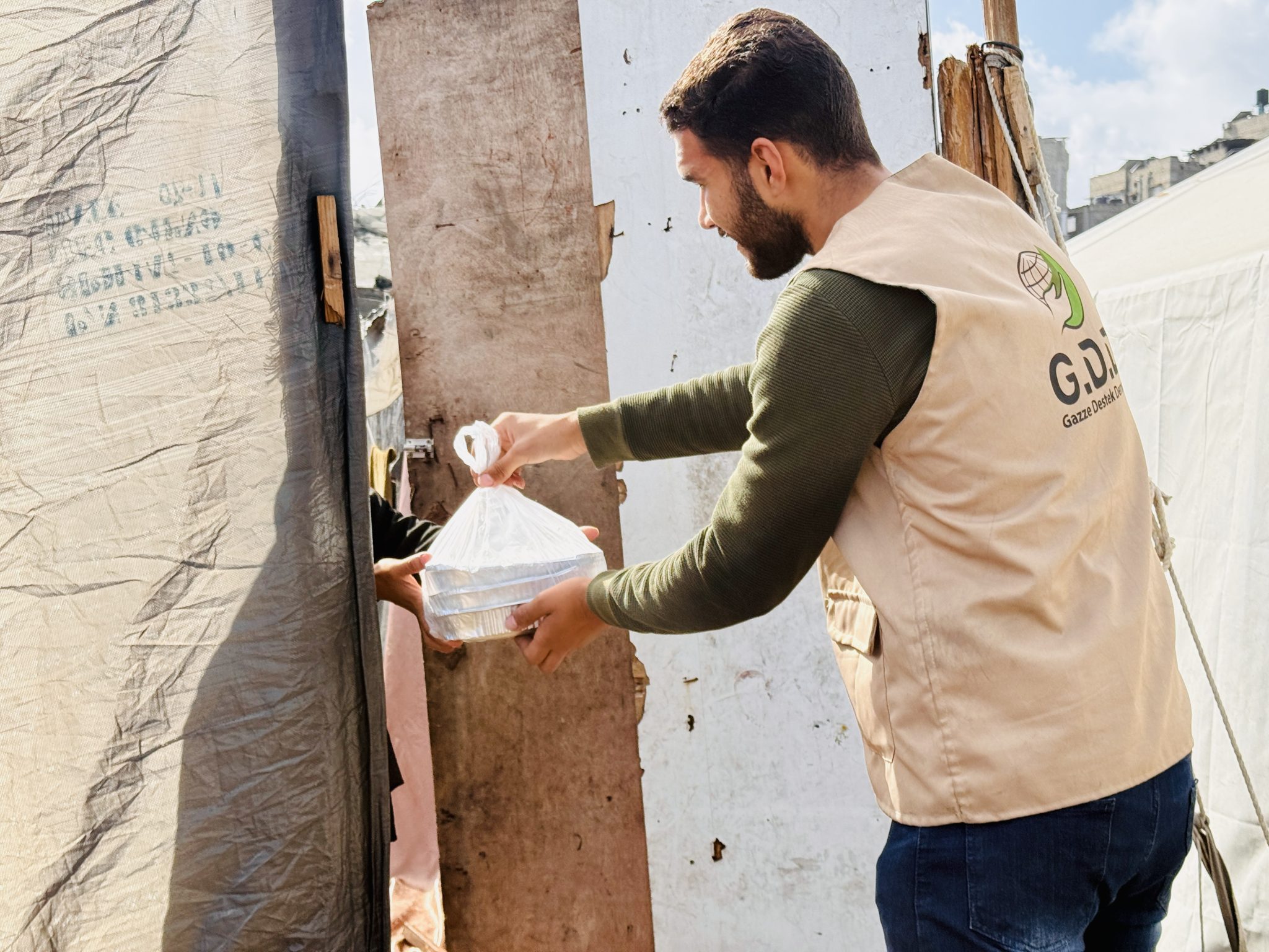 غزي دستك تواصل توزيع وجبات الطعام اليومية على النازحين